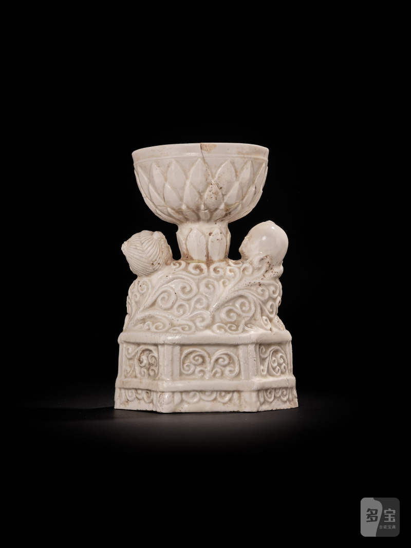 宋或較晚　定窯系白釉持蓮式童子燈 | A RARE DING-TYPE WHITE-GLAZED 'BOYS' OIL LAMP - 图5